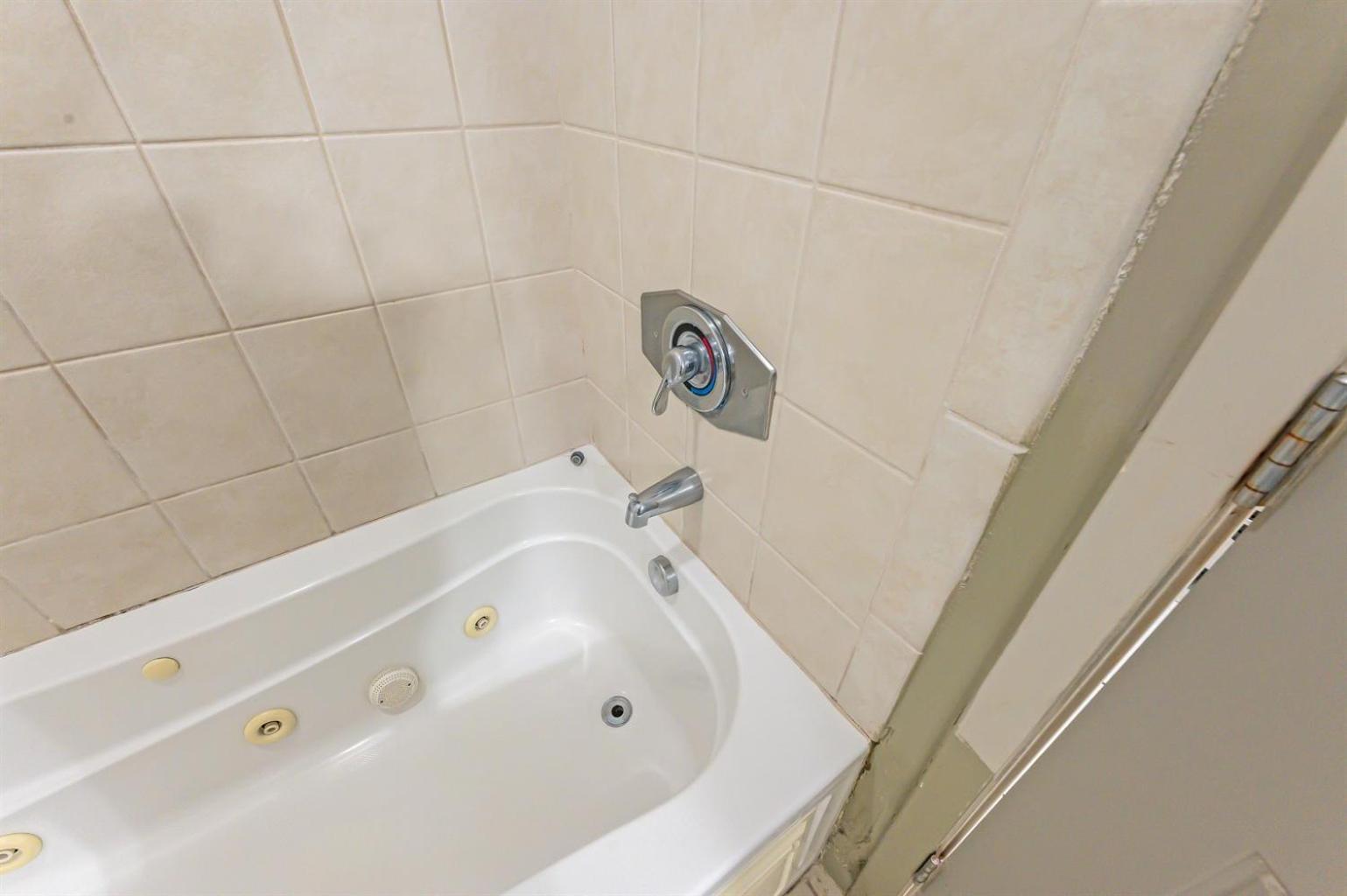 Modern Decor Stunning Ocean Front Views, Jet Tub! Apartment