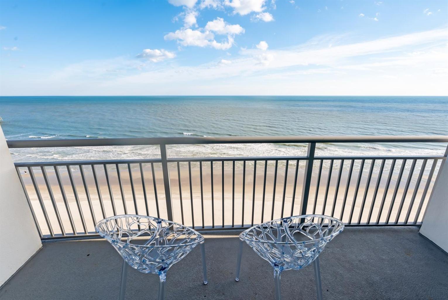 Modern Decor Stunning Ocean Front Views, Jet Tub!