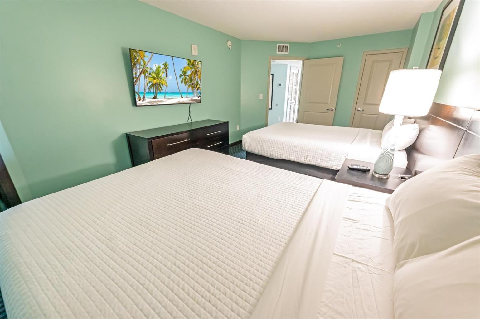Floormodern Building, Pools Direct Oceanfront
