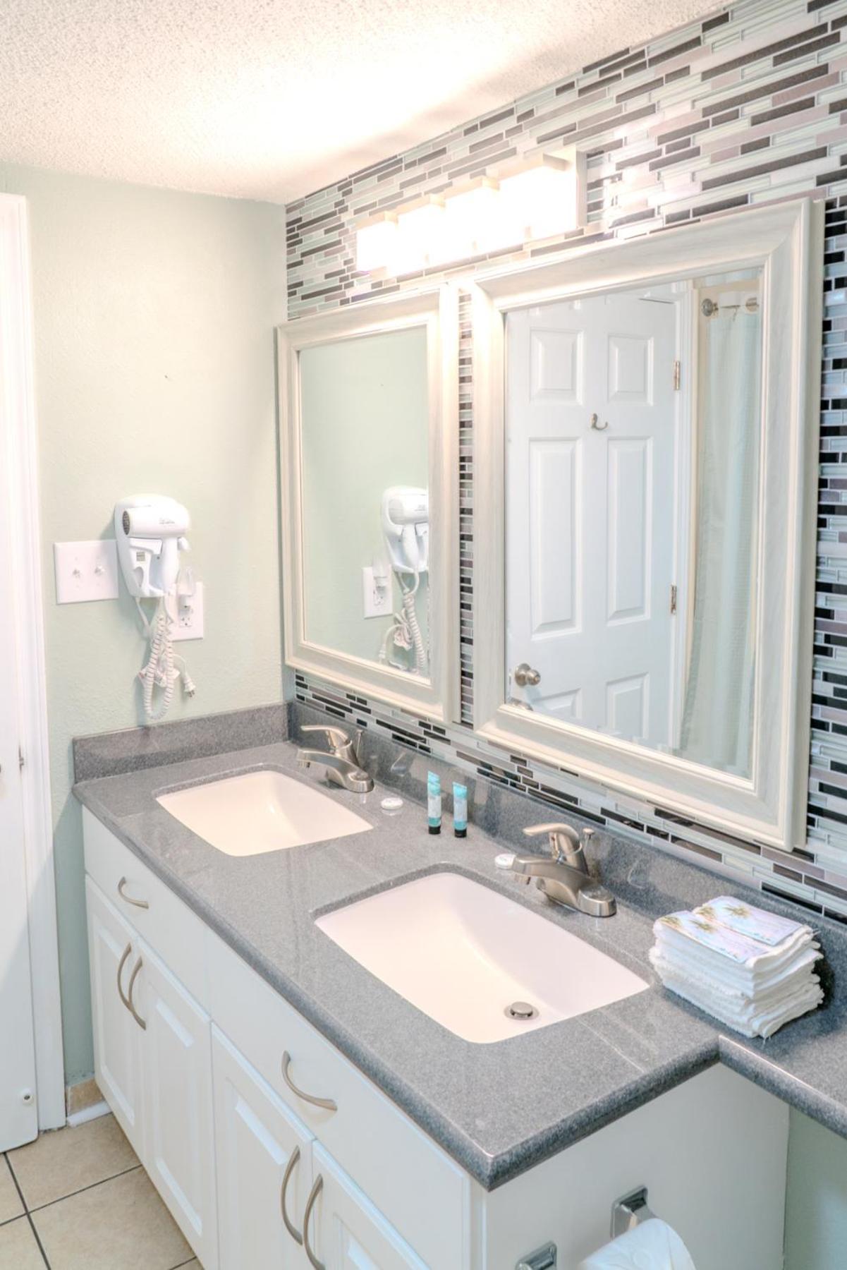 Stunning Oceanfront With Incredible Amenities- Colony 903 *