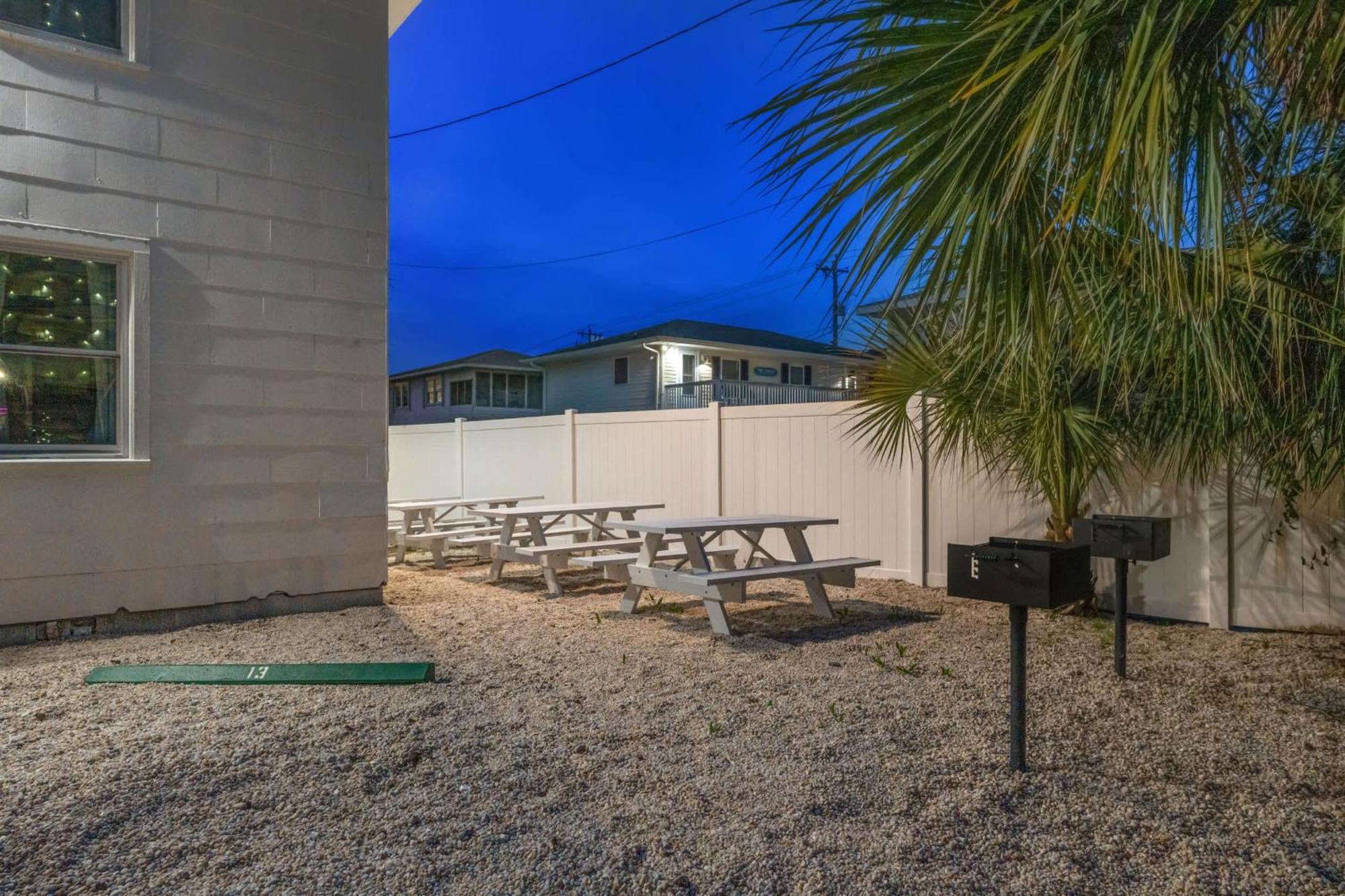 Bright Beachside Walk To Main St Apartment