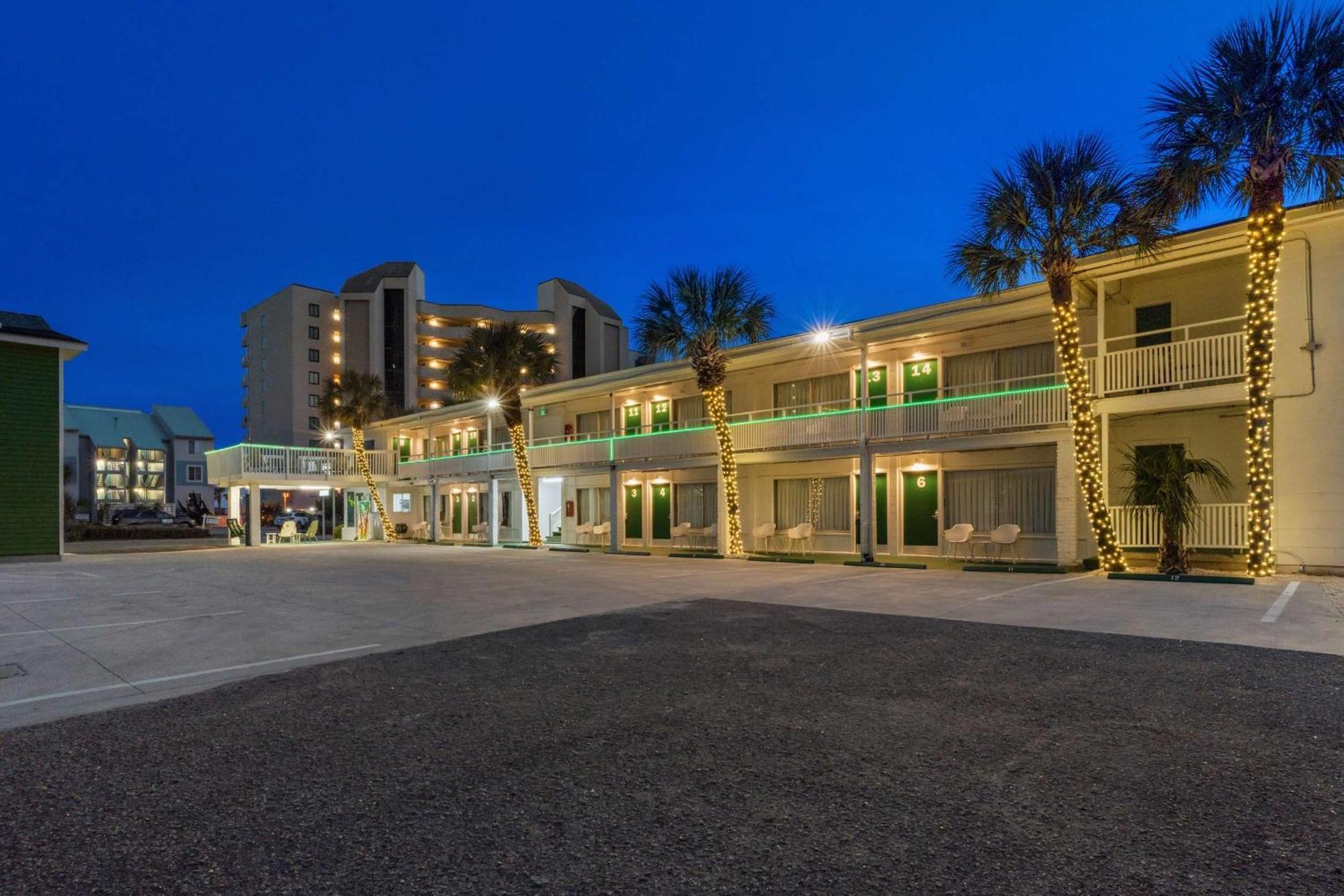 Bright Beachside Walk To Main St Apartment Myrtle Beach