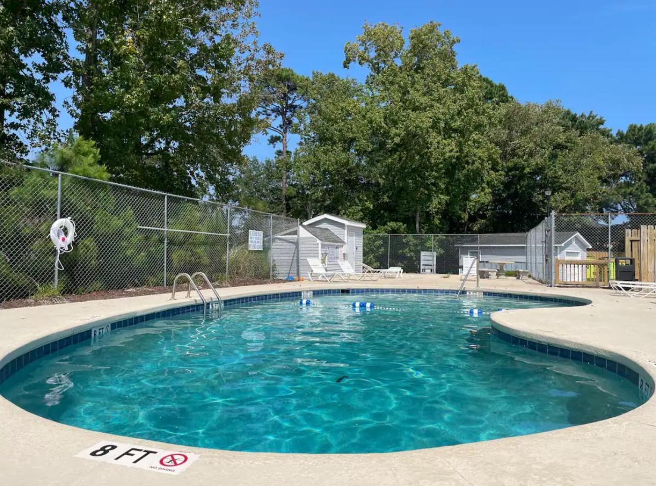Apartment 5 Mins To W/ Pool & Views *