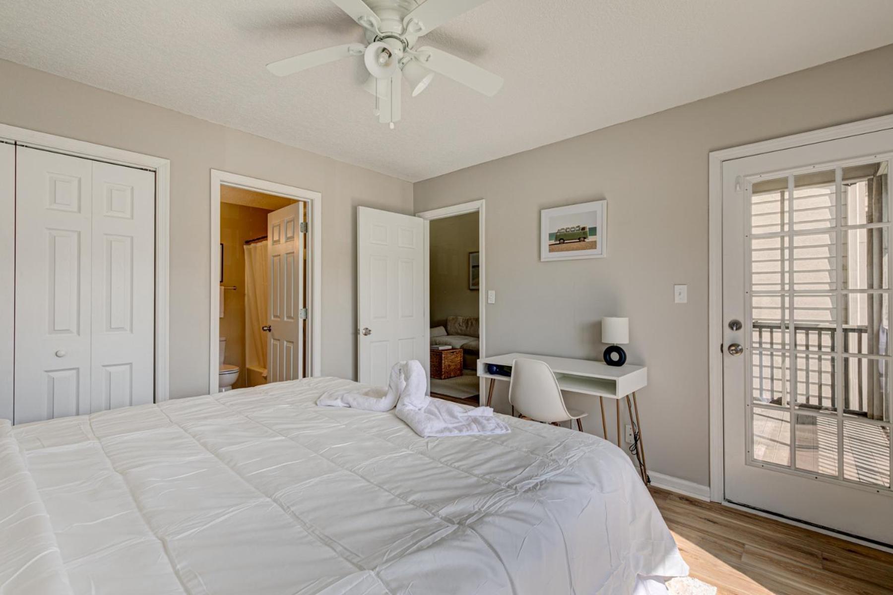 Apartment 5 Mins To W/ Pool & Views *