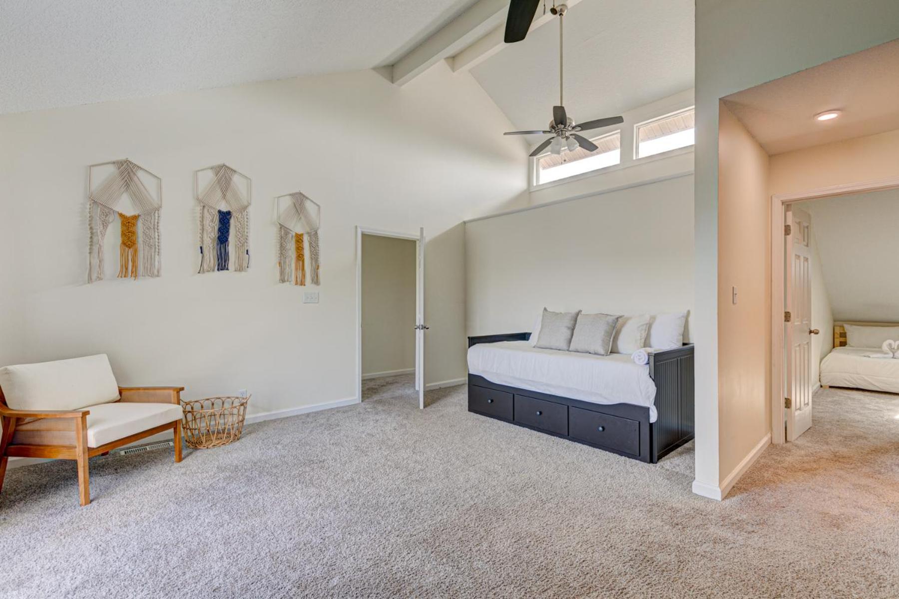 Apartment 5 Mins To W/ Pool & Views *