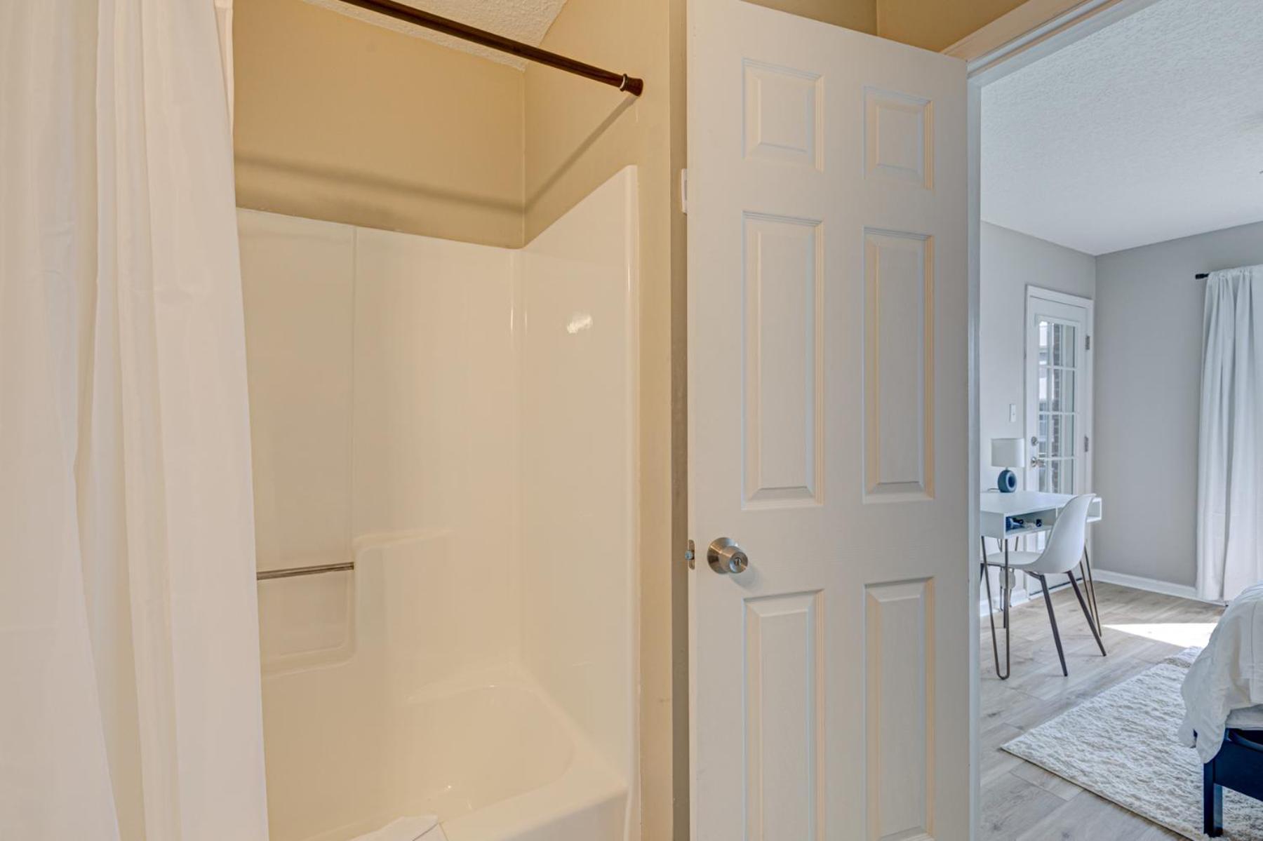 Apartment 5 Mins To W/ Pool & Views *