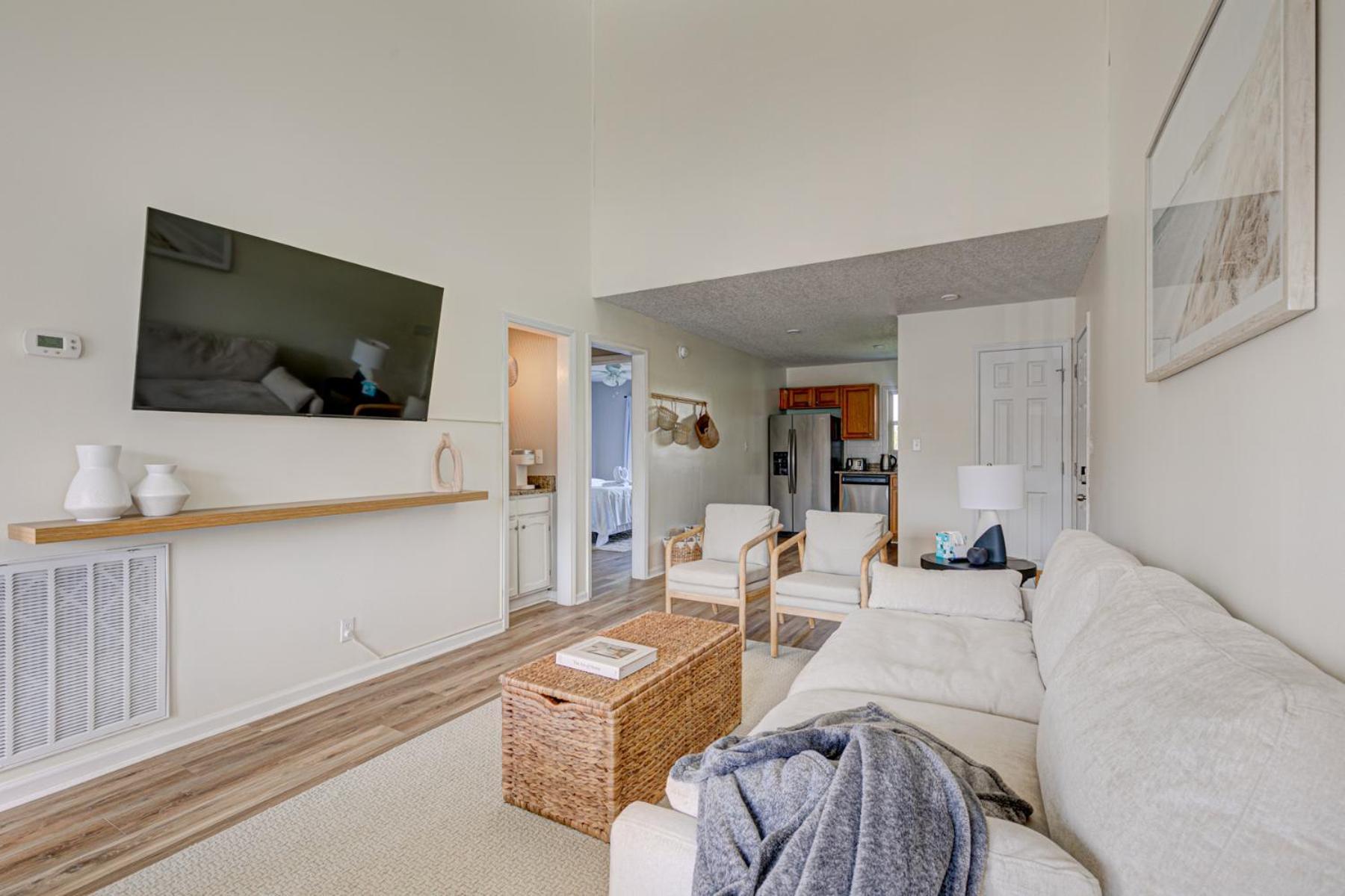 Apartment 5 Mins To W/ Pool & Views *