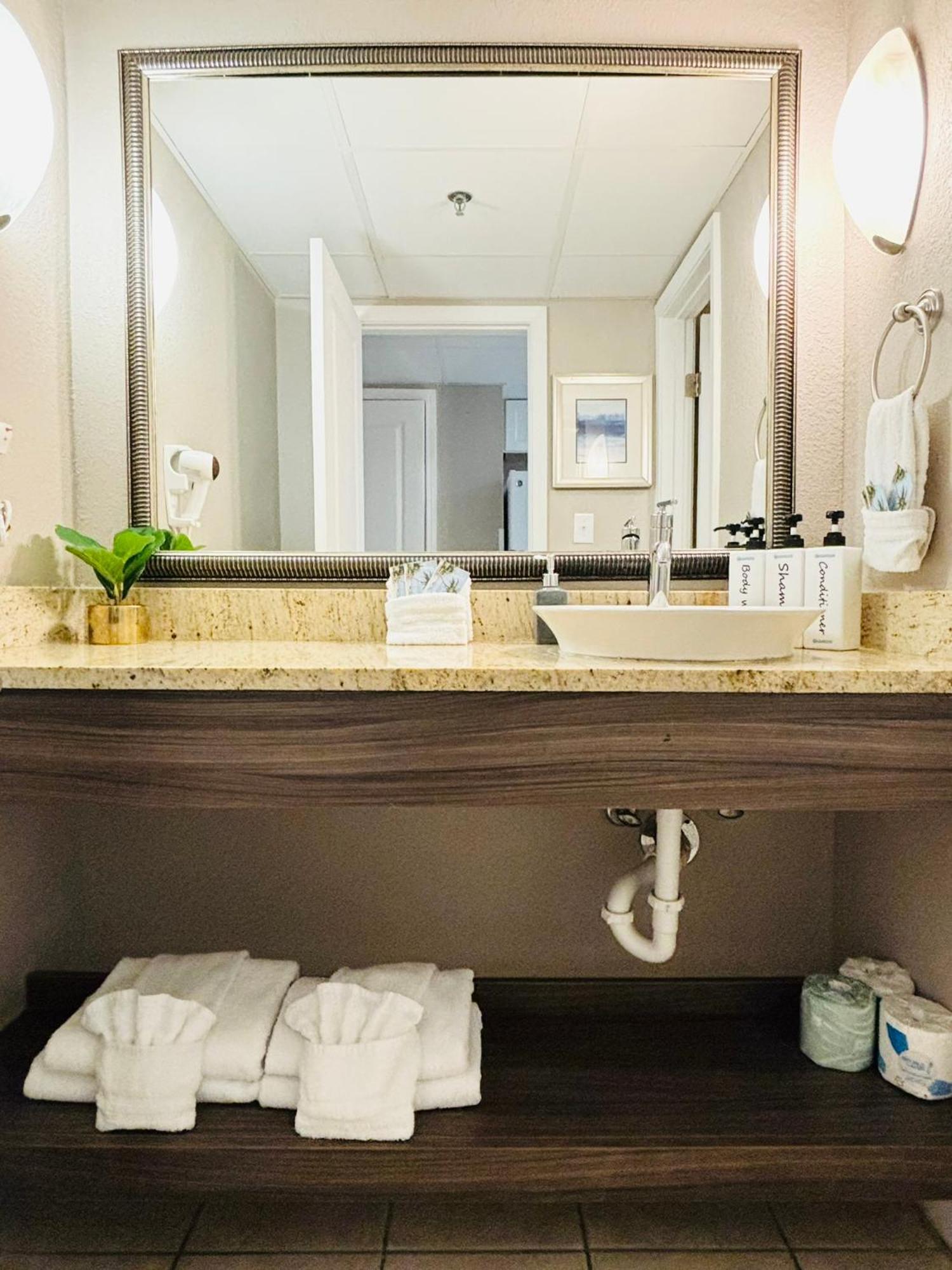 Aparthotel Azure Bliss Oceanfront Sleeps 6 *