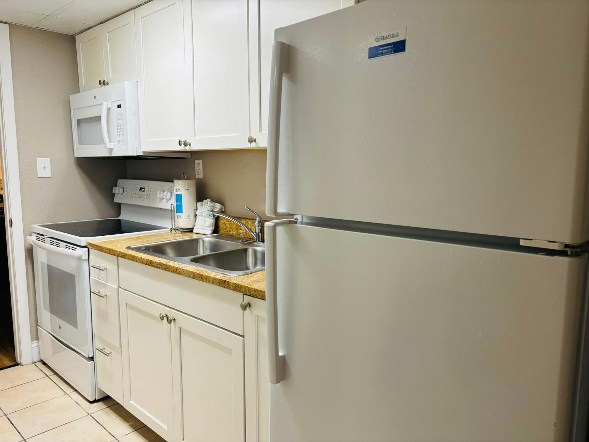 Aparthotel Azure Bliss Oceanfront Sleeps 6 *