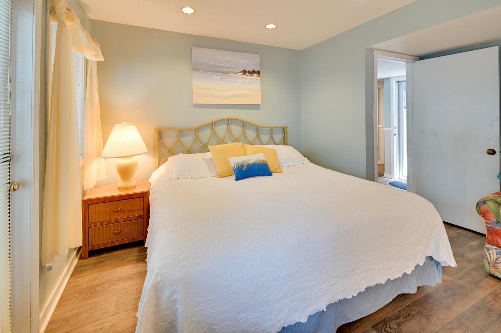 Apartment Myrtle Retreat With Sunroom Walk To Beach! *