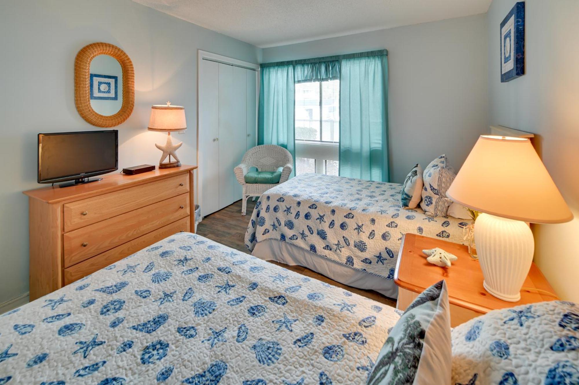 Myrtle Retreat With Sunroom Walk To Beach! Myrtle Beach