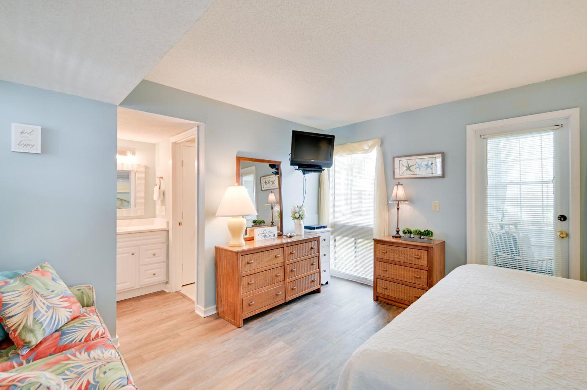 Myrtle Retreat With Sunroom Walk To Beach! Apartment