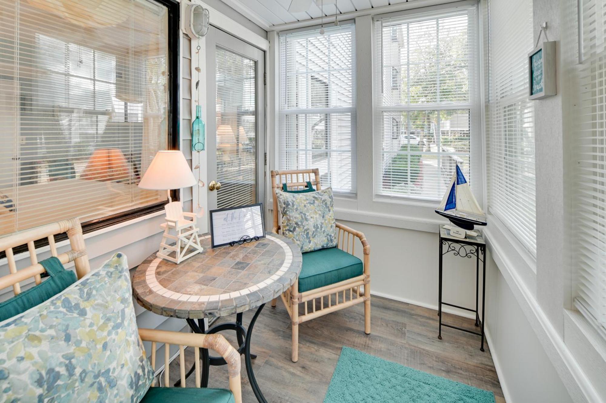 Myrtle Retreat With Sunroom Walk To Beach! Apartment *