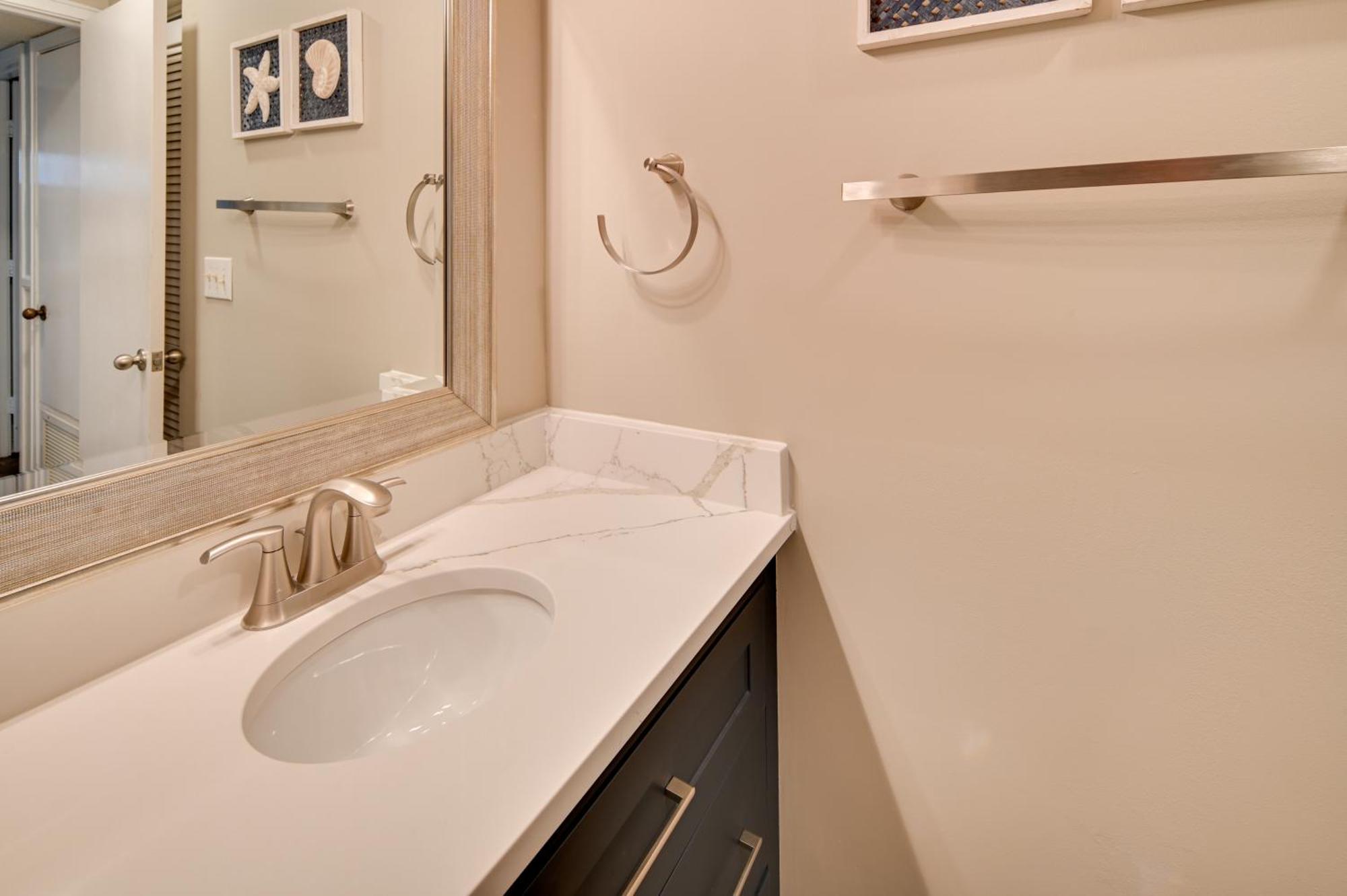Apartment Myrtle Retreat With Sunroom Walk To Beach!