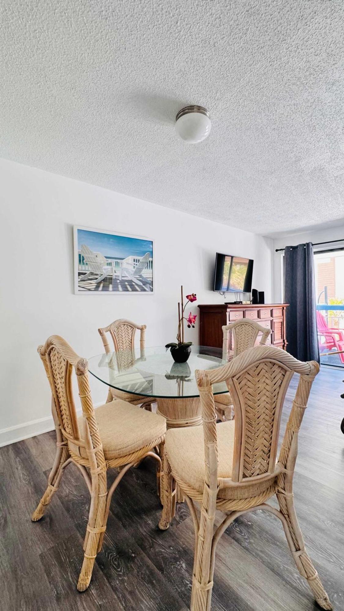 Apartment Lovely 1br With Side View Of Ocean *