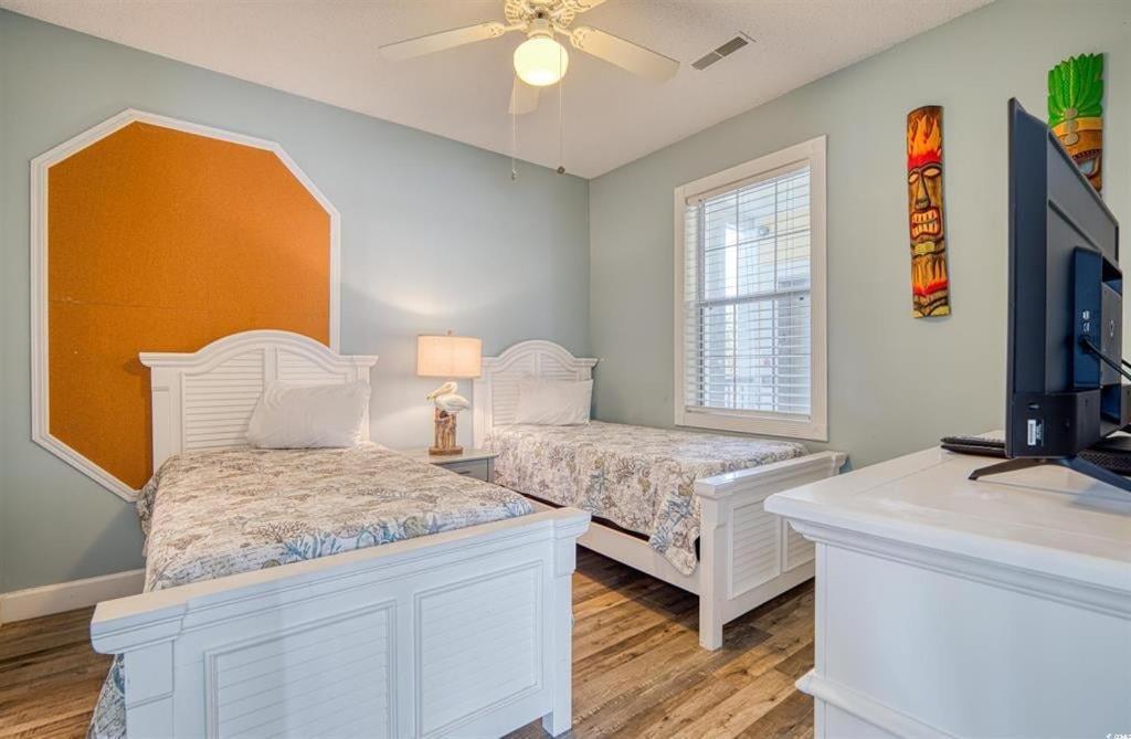 Spacious 2 Bedroom With Golf Course Views! Magnolia Place 202 Holiday home