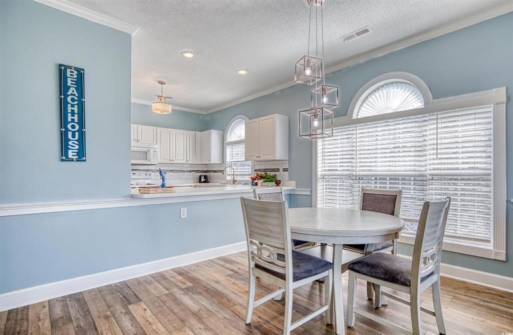 Spacious 2 Bedroom With Golf Course Views! Magnolia Place 202