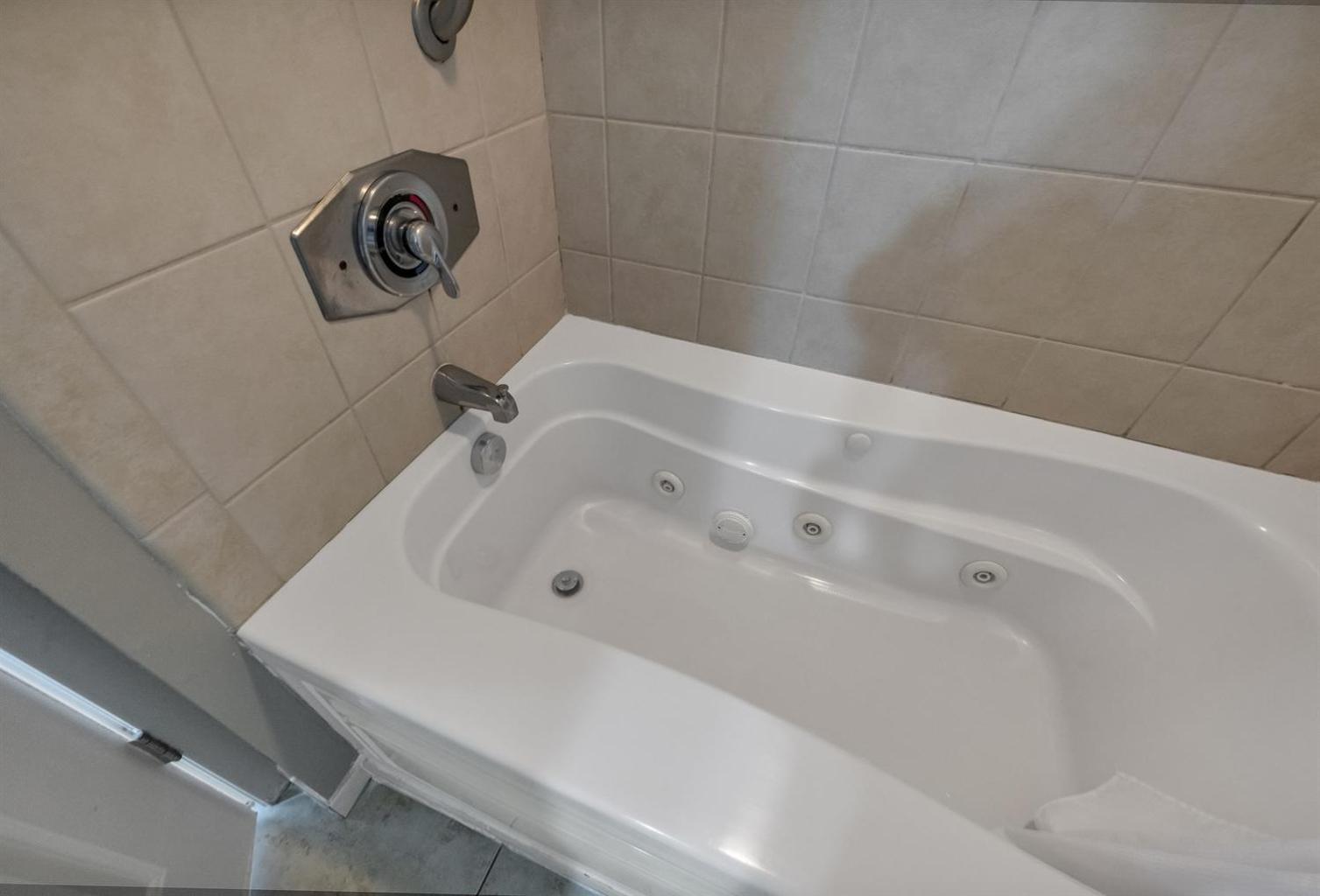 Aparthotel Resort Access! Chic 2-Br Escape With Pvt Balcony