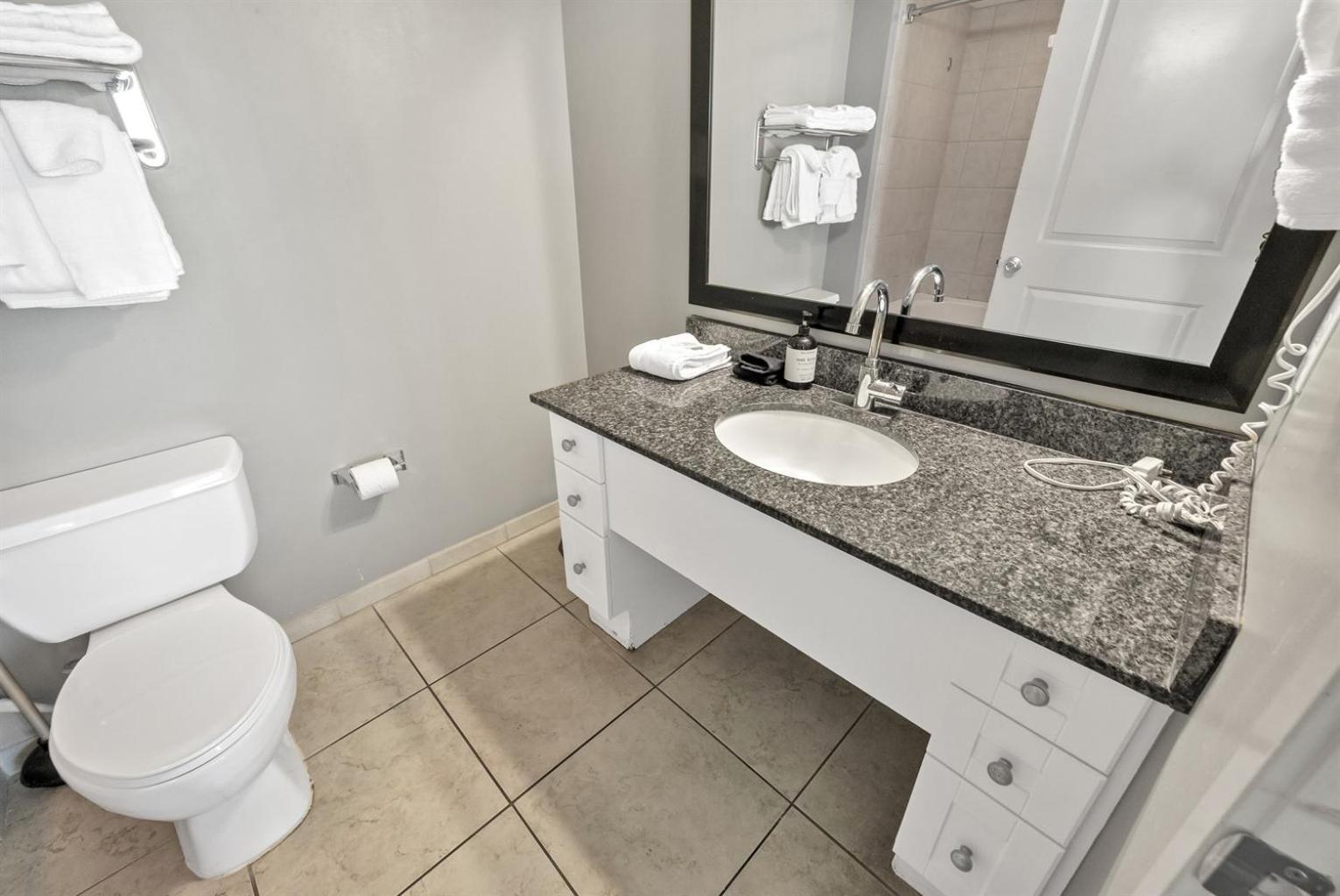 Resort Access! Chic 2-Br Escape With Pvt Balcony Aparthotel *