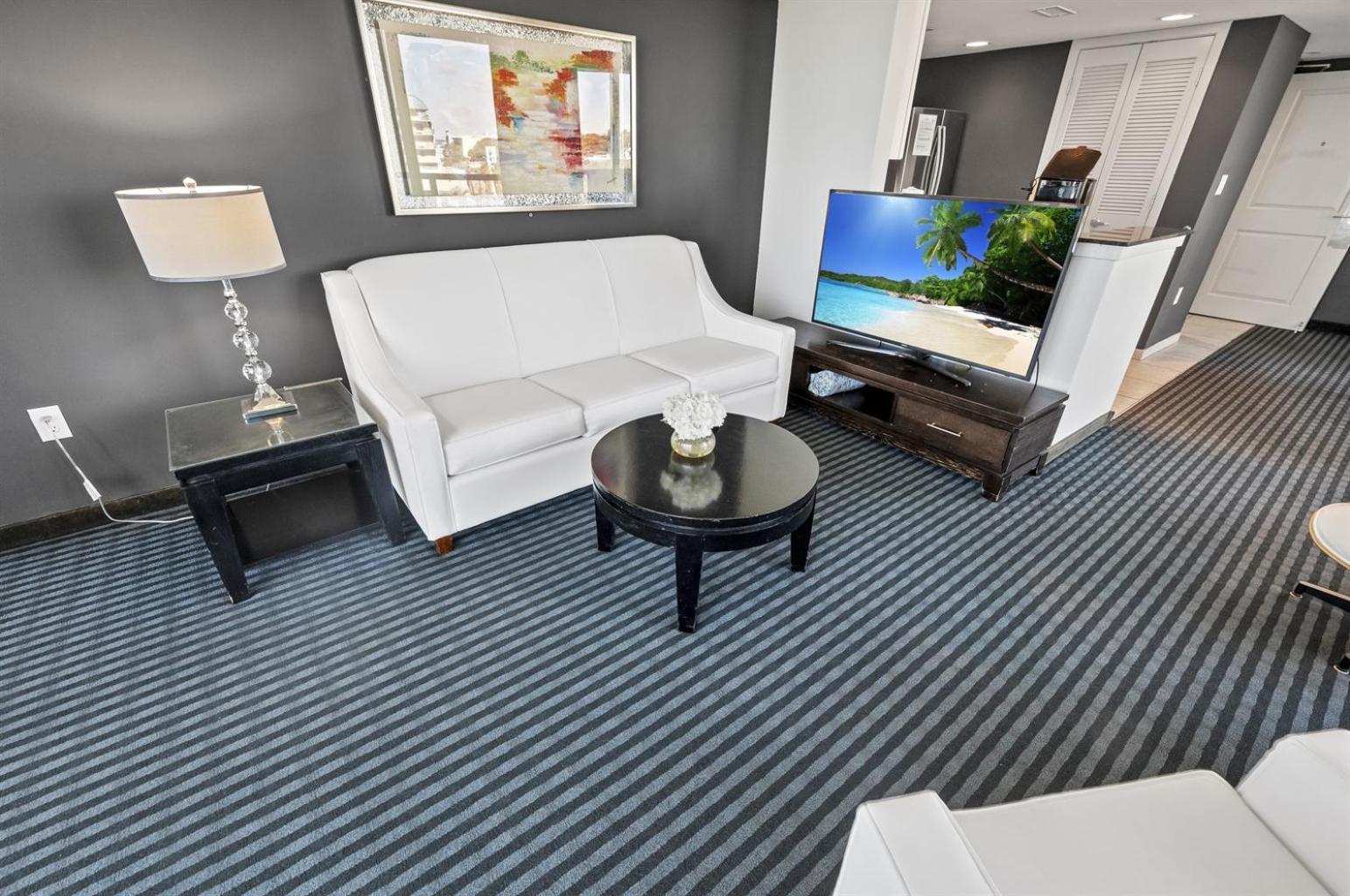 Aparthotel Resort Access! Chic 2-Br Escape With Pvt Balcony