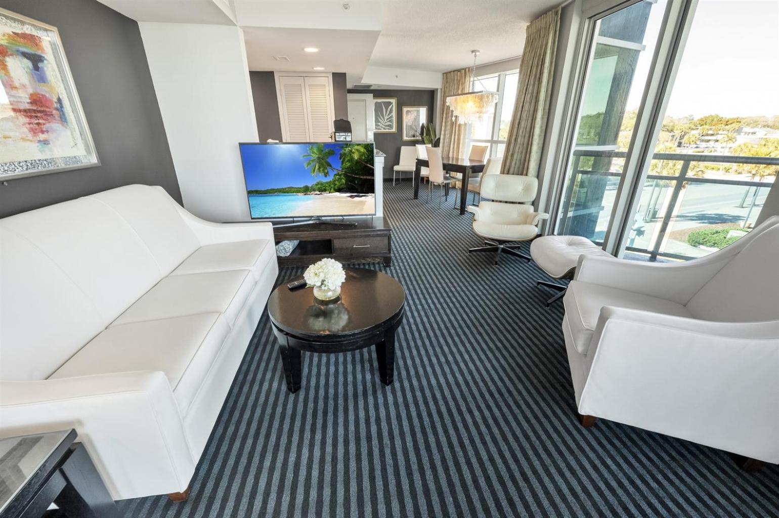 Aparthotel Resort Access! Chic 2-Br Escape With Pvt Balcony