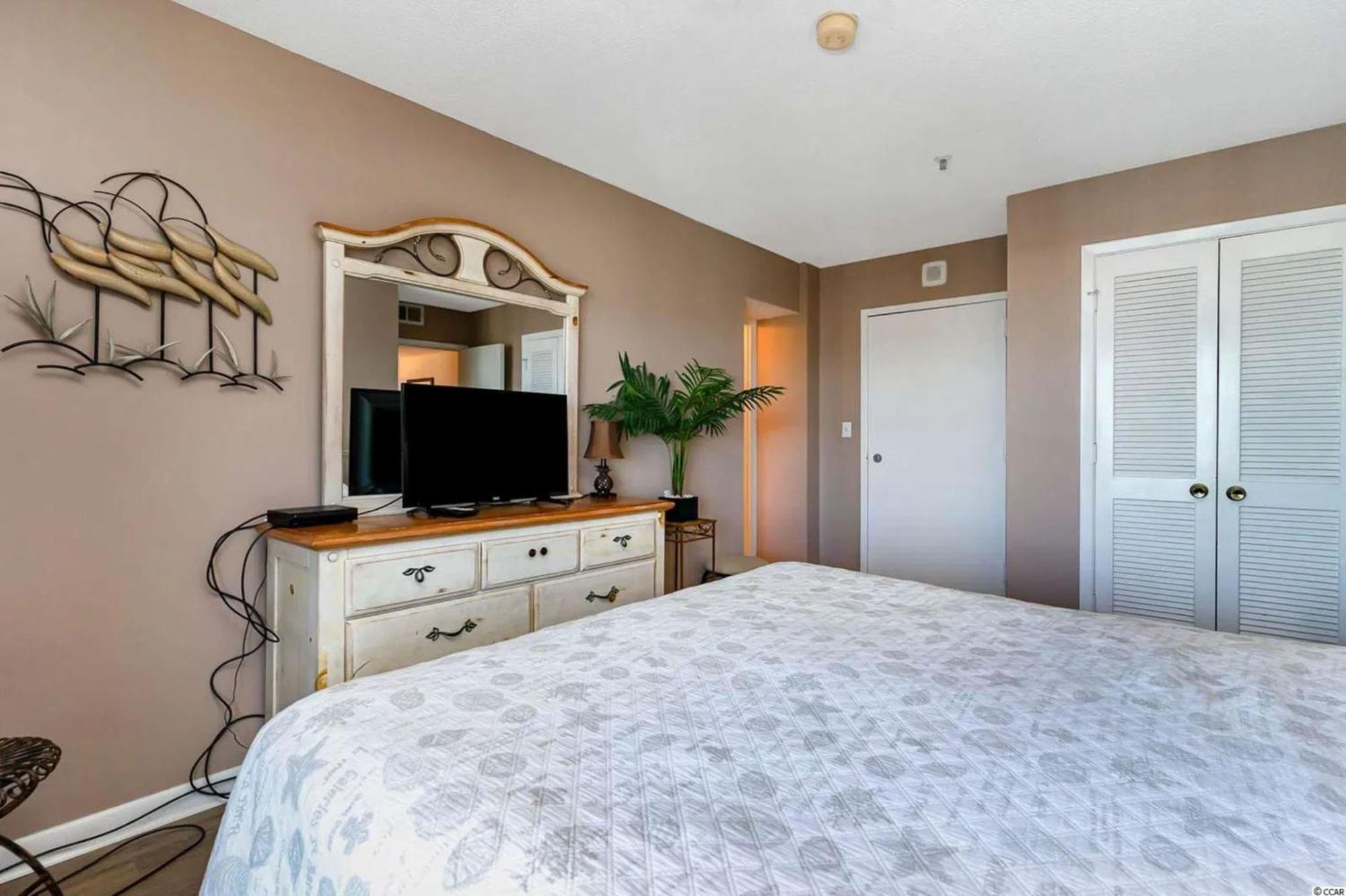 Beautiful 2 Bedroom Featuring A Cali King Bed! *