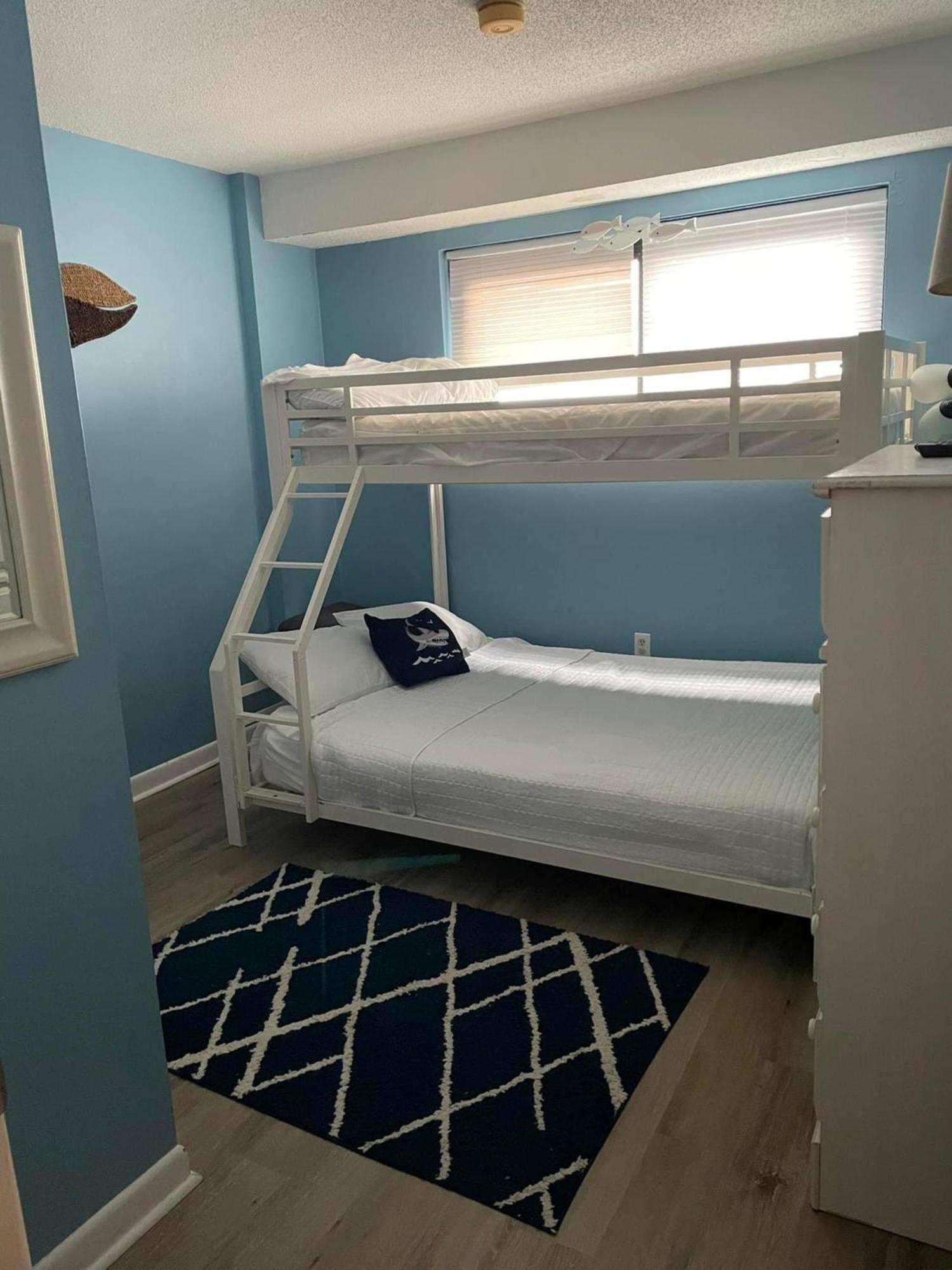 Beautiful 2 Bedroom Featuring A Cali King Bed! *