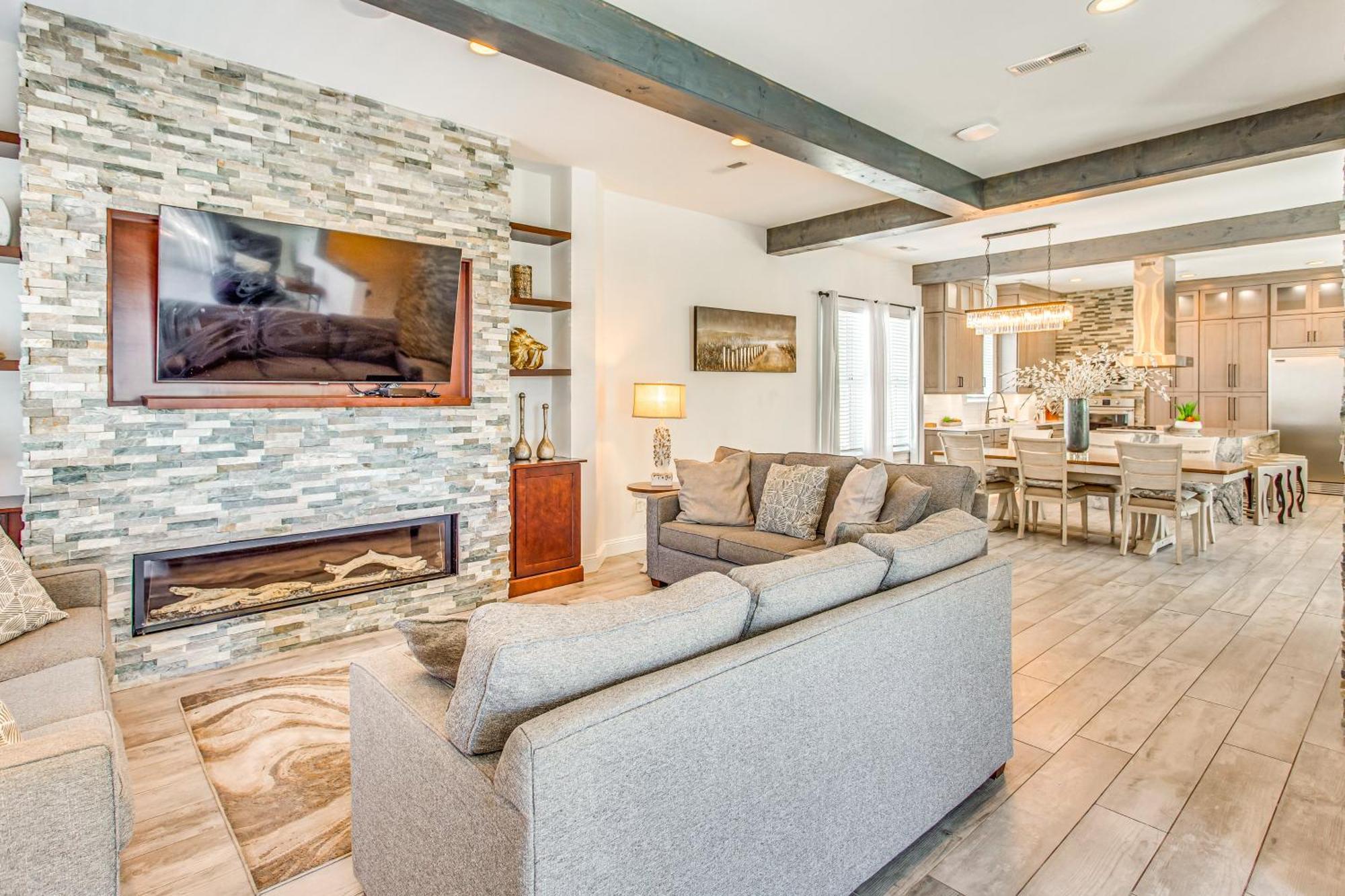 Myrtle House With Hot Tub, Walk To Holiday home