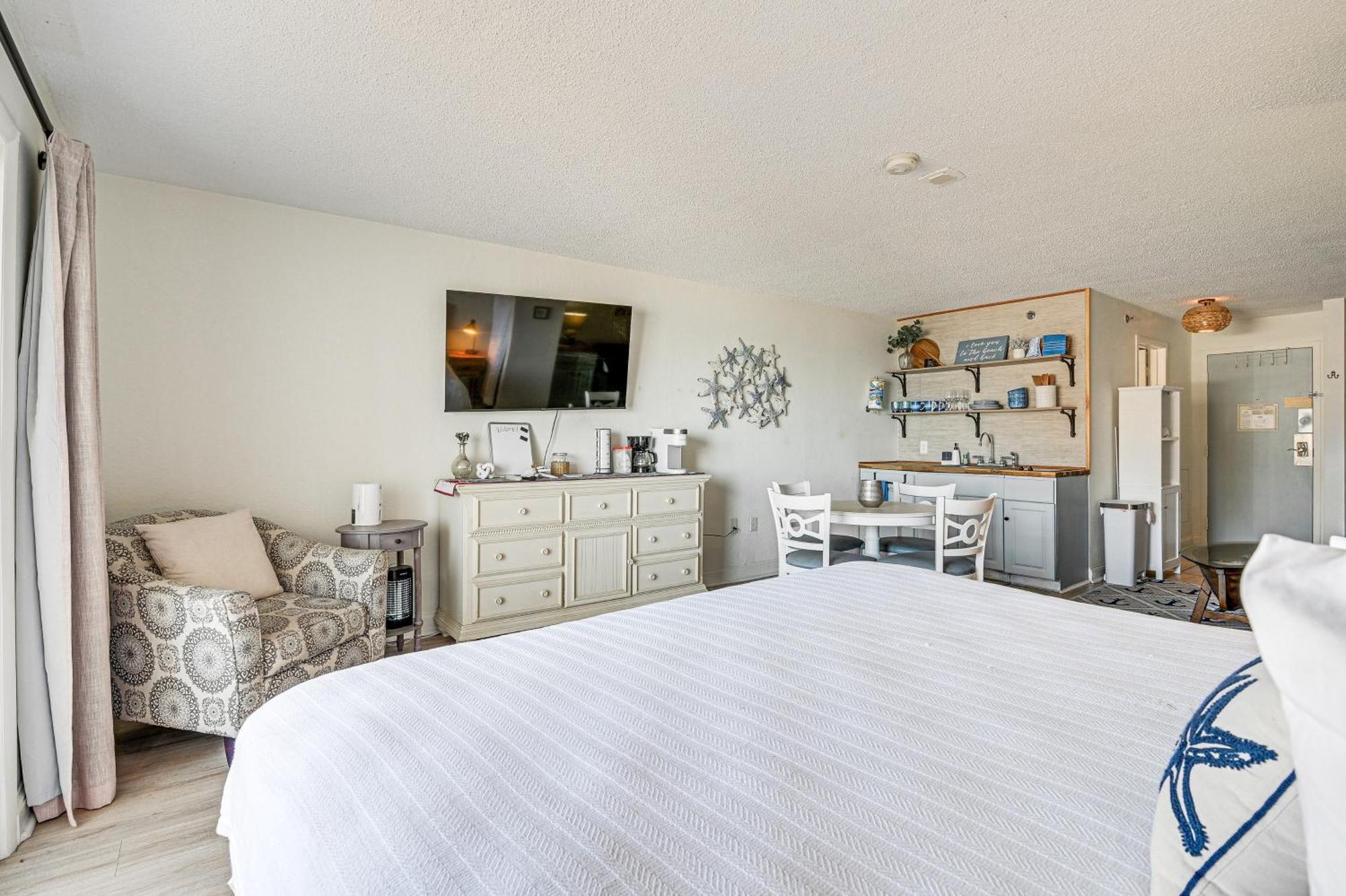 Oceanfront In Myrtle With Balcony! Apartment