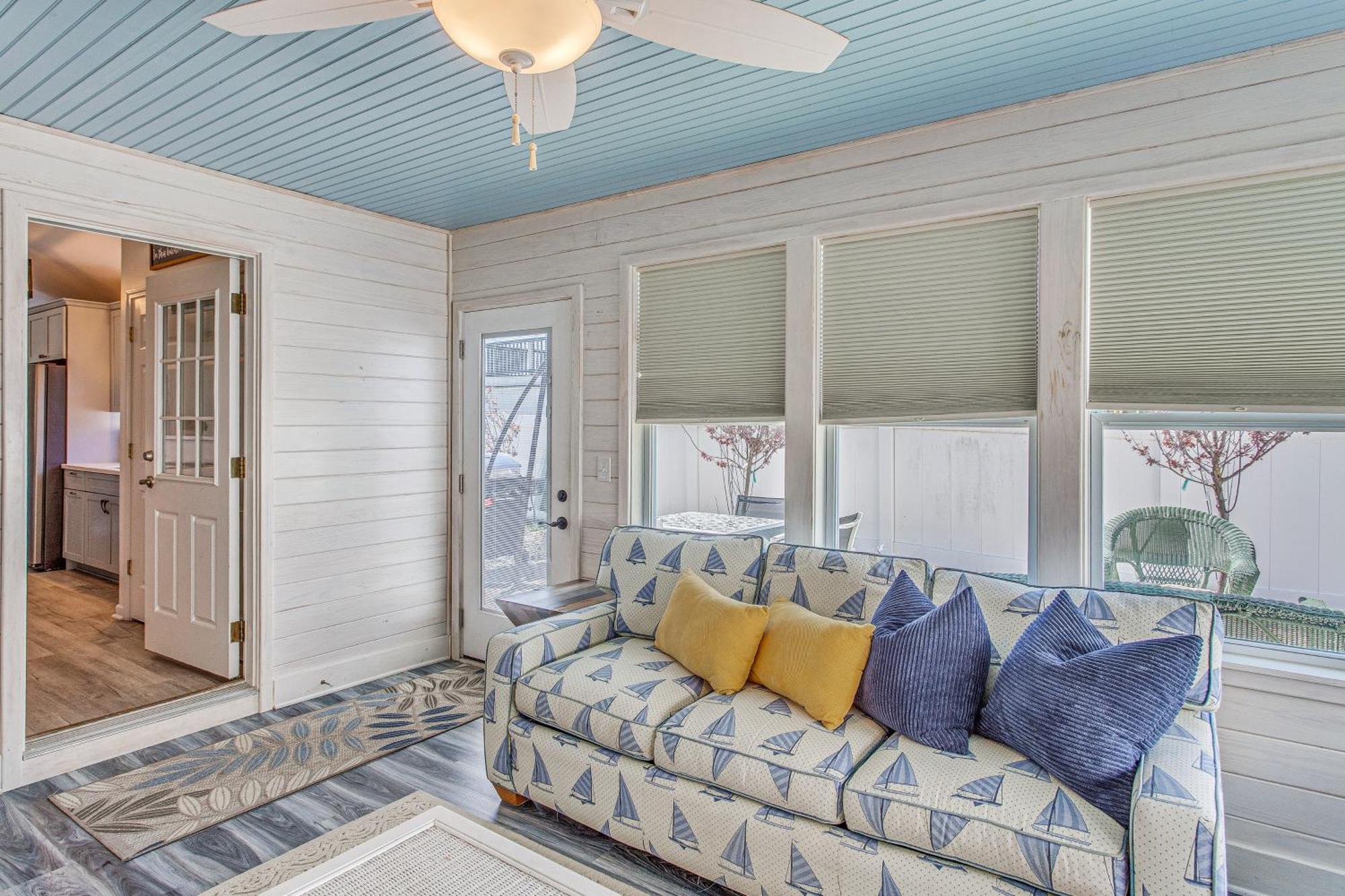 Sunny Surfside Walk To Beaches! Holiday home Myrtle Beach