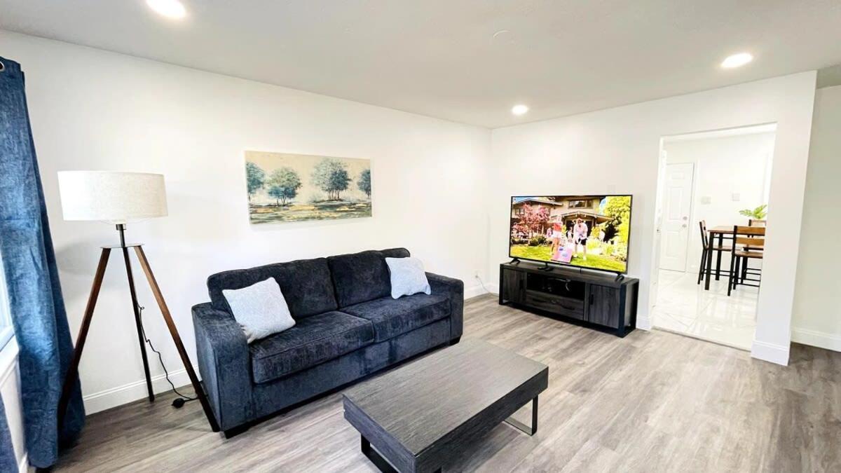 Close To The #1 Lovely 2 Bedrooms Apartment *
