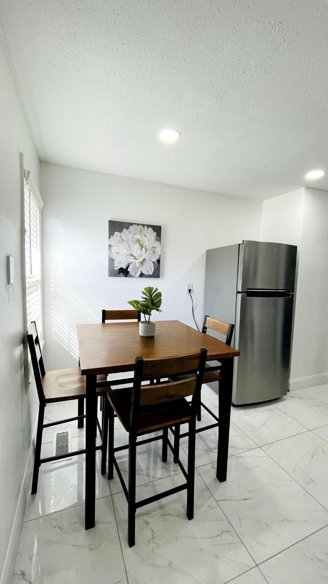 Close To The #1 Lovely 2 Bedrooms Apartment *