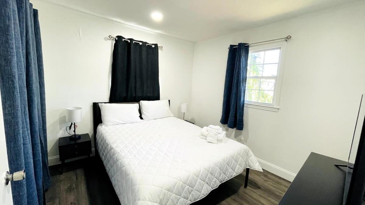 Close To The #1 Lovely 2 Bedrooms Apartment *
