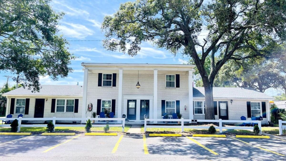 Close To The #1 Lovely 2 Bedrooms Apartment *