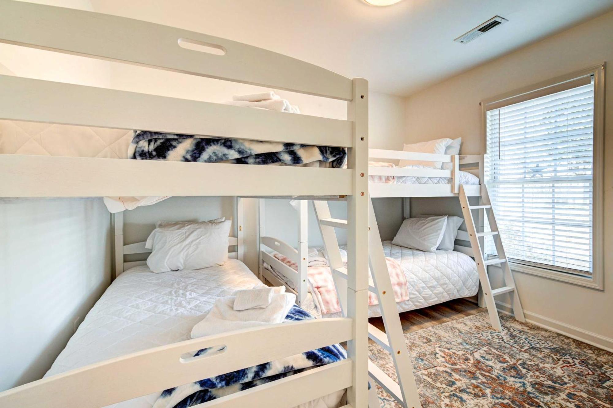Sunny Surfside Walk To Beaches! Holiday home