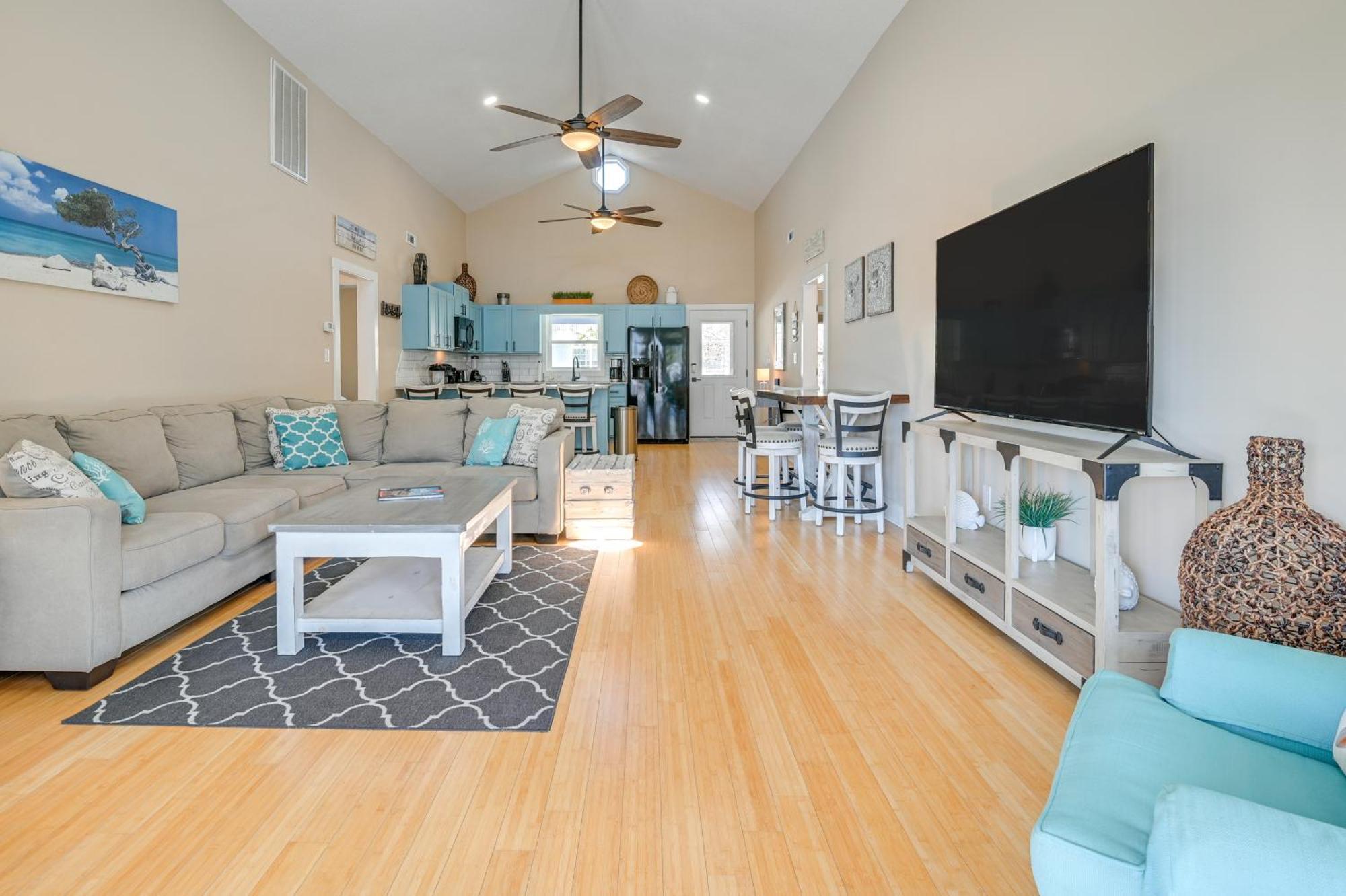 Surfside Vacation With Private Pool! *