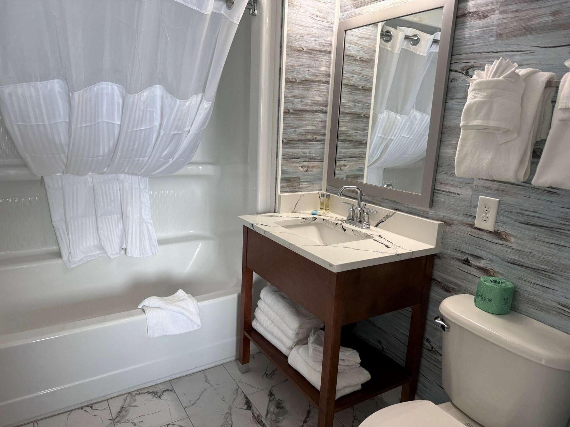 New Oceanfront 2br2ba - Camelot 411 Myrtle Beach