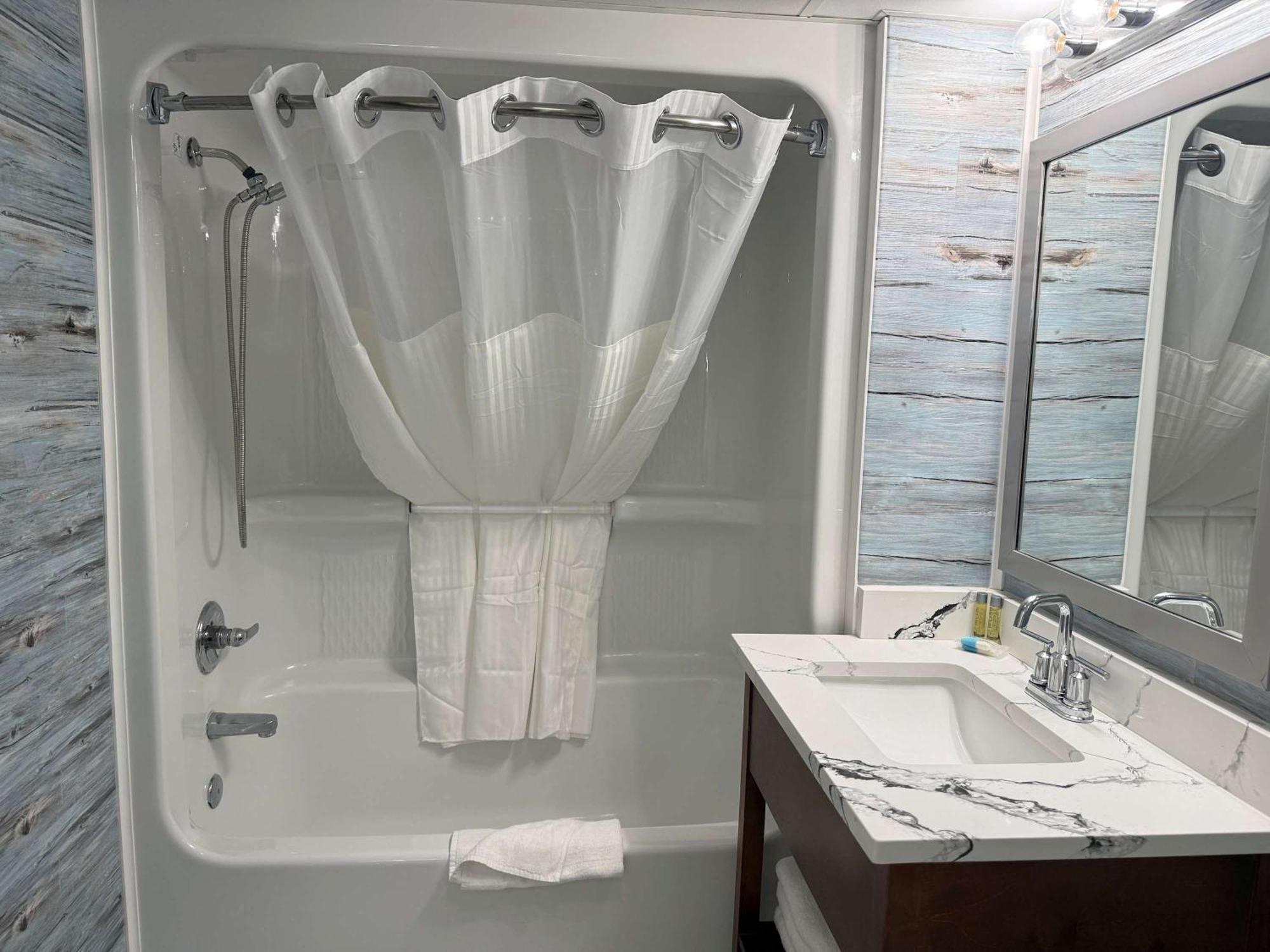 Holiday home New Oceanfront 2br2ba - Camelot 411 *