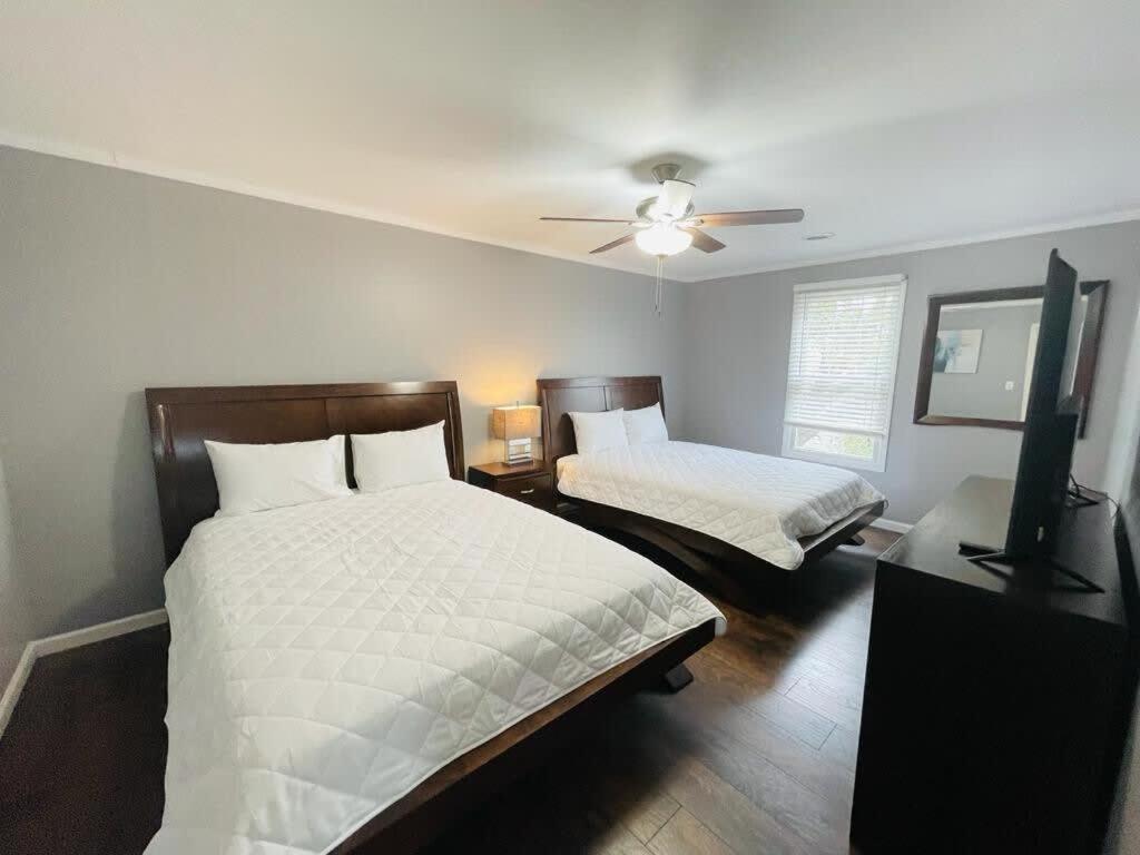 Apartment #5 Awesome 3 Bedroom Minutes From The *