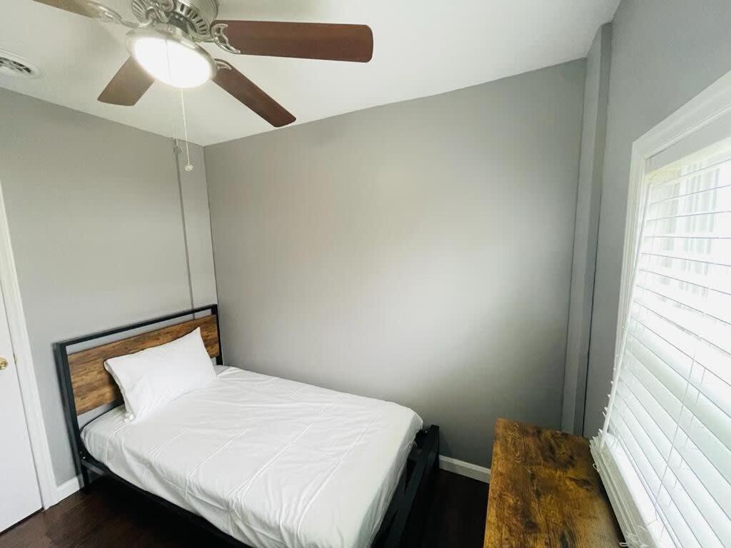 #5 Awesome 3 Bedroom Minutes From The *