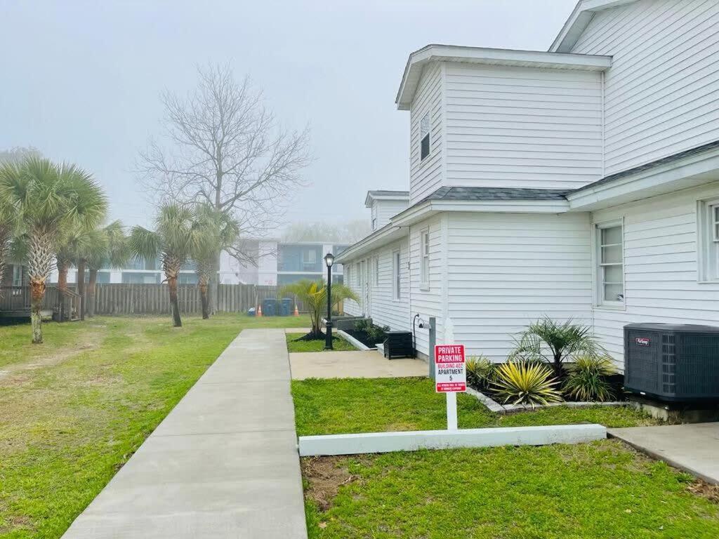 Apartment #5 Awesome 3 Bedroom Minutes From The