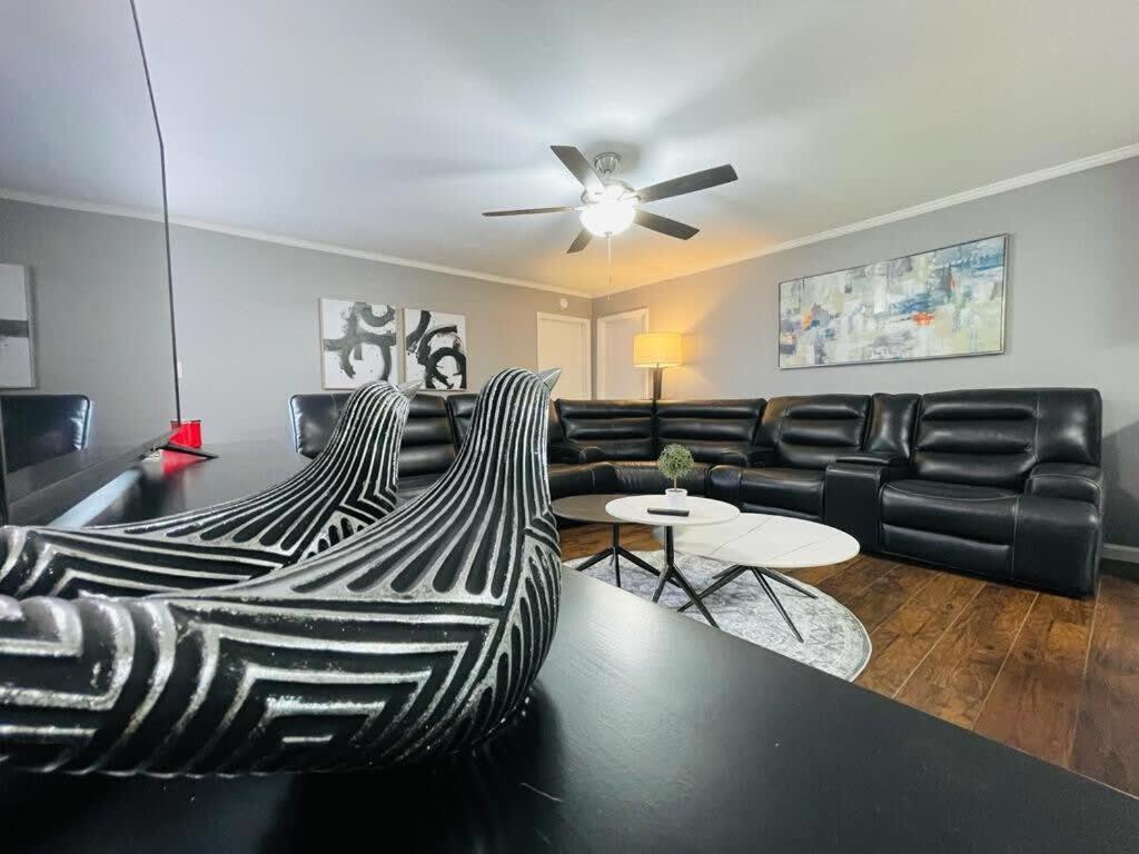 Apartment #5 Awesome 3 Bedroom Minutes From The *