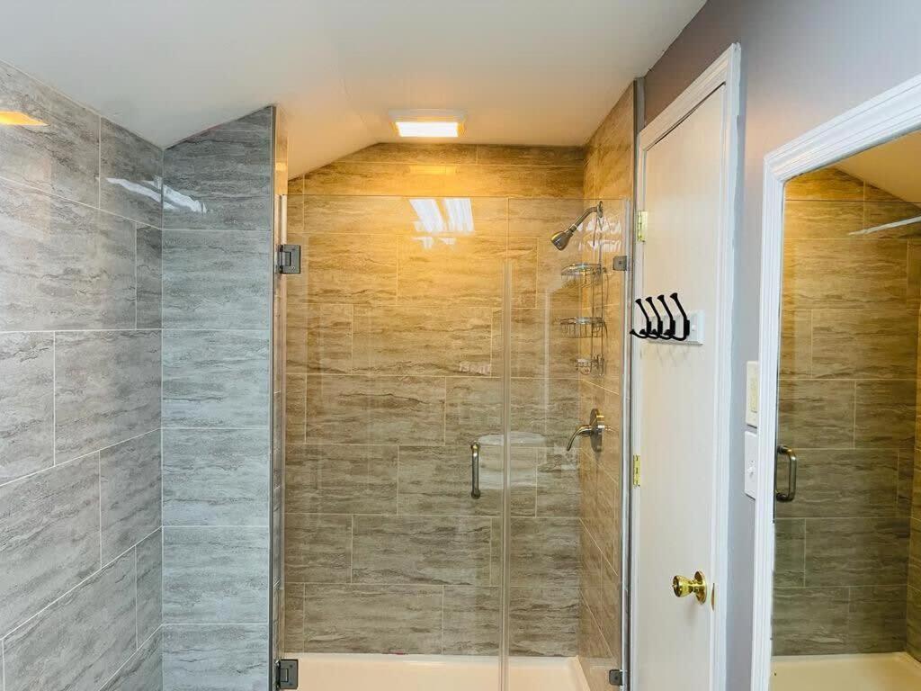 Apartment #5 Awesome 3 Bedroom Minutes From The