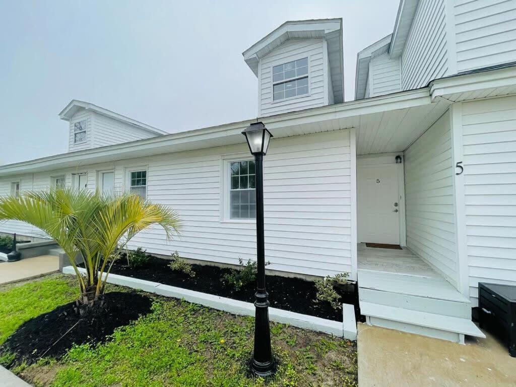#5 Awesome 3 Bedroom Minutes From The Apartment *