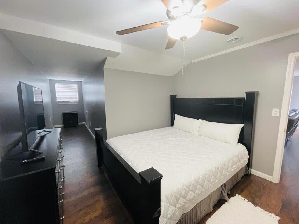 Apartment #5 Awesome 3 Bedroom Minutes From The