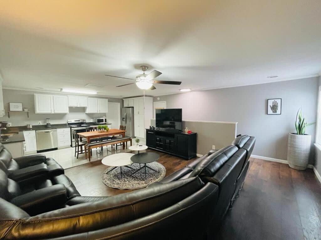 Apartment #5 Awesome 3 Bedroom Minutes From The *