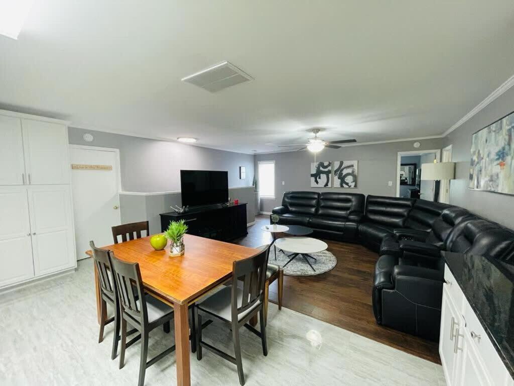 #5 Awesome 3 Bedroom Minutes From The Apartment