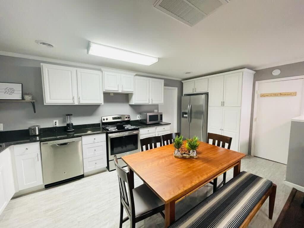 #5 Awesome 3 Bedroom Minutes From The *