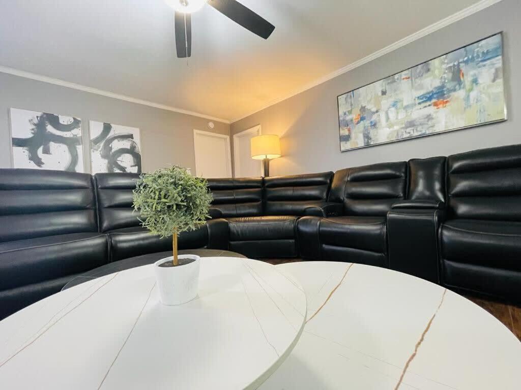 Apartment #5 Awesome 3 Bedroom Minutes From The