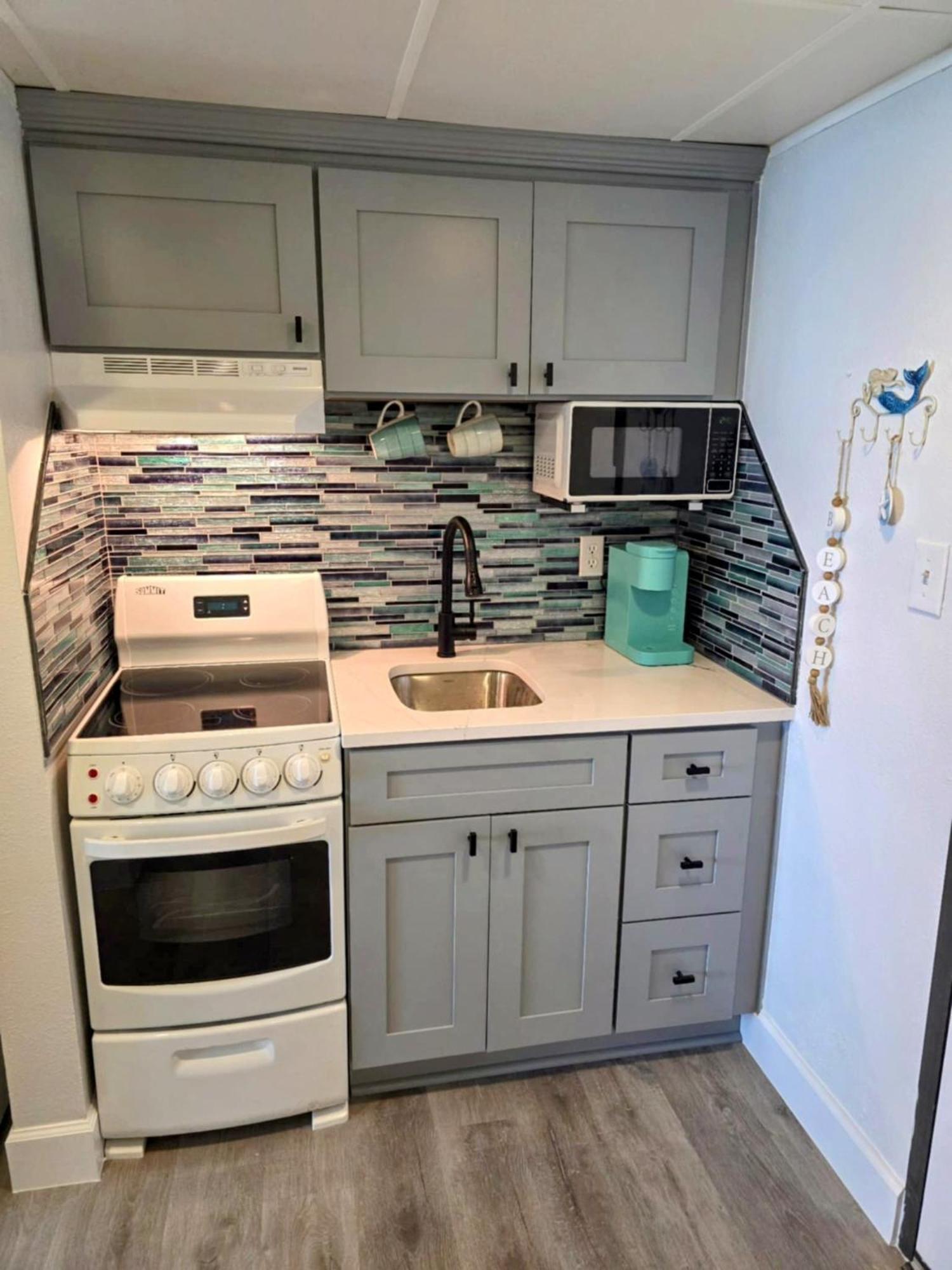Newly Renovated Privately Owned Of On 6th Floor Ocean Reef With Pools, Hot Tubs, Lazy River And Waterpark Aparthotel Myrtle Beach